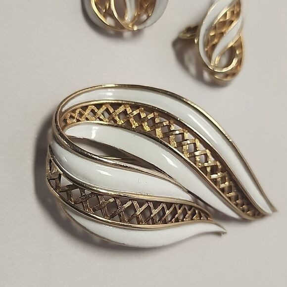 VINTAGE Gold Tone With White Brooch and Clip On Earrings Set - Picture 2 of 8